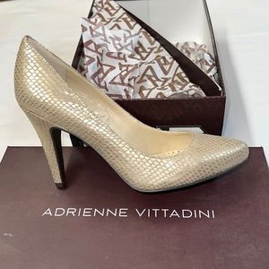 Woman’s Adrienne Vittadini pump, soft gold, metallic snake fabric size 7 1/2M